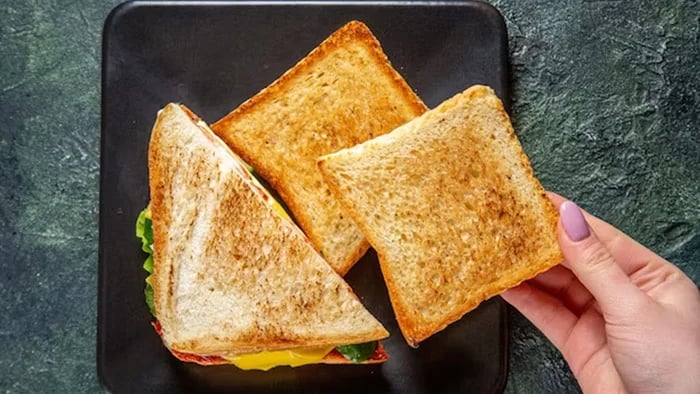 cheesy-paneer-toast-and-orange-juice