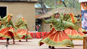 yoga-and-dance-for-teenage-girls-building-confidence-and-resilience-feature